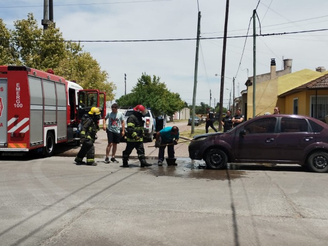Vecinos ayudaron a combatir el incendio de un auto